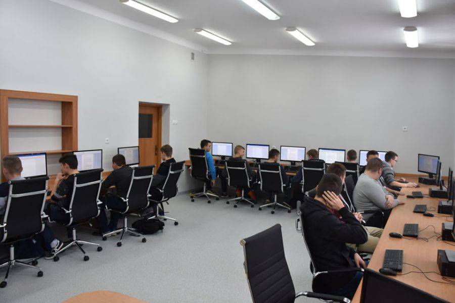 Nowoczesna pracownia informatyczna i językowa w ZSCKR Marianowo [FOTO]