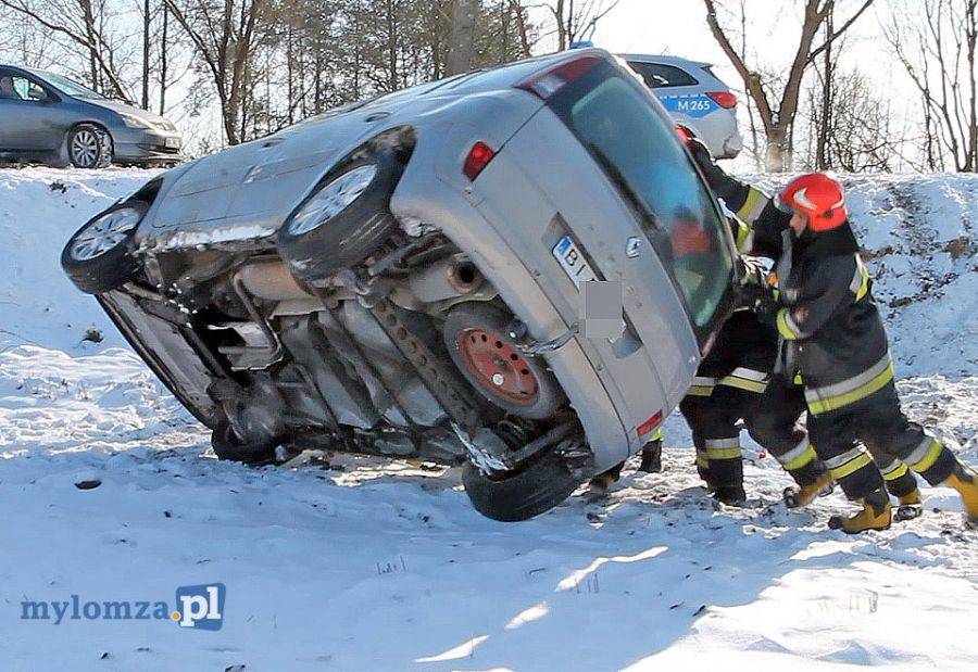 Na tym odcinku drogi wciąż dochodzi do wypadków. Kolejne auto wypadło z drogi i dachowało [FOTO]