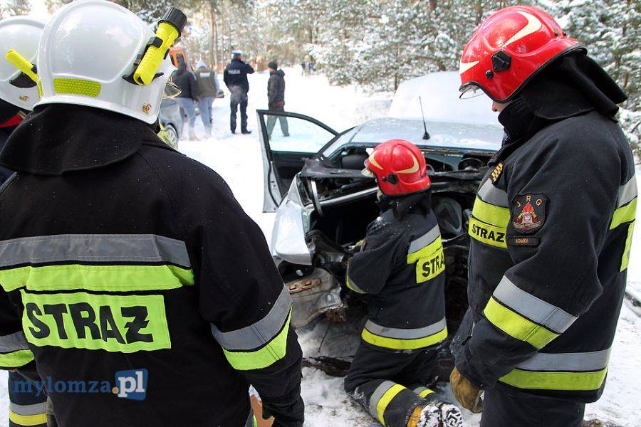 Honda dachowała i uderzyła w drzewo [FOTO]