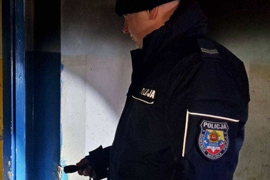85-letnia kobieta błąkała się w mroźną noc po ulicy
