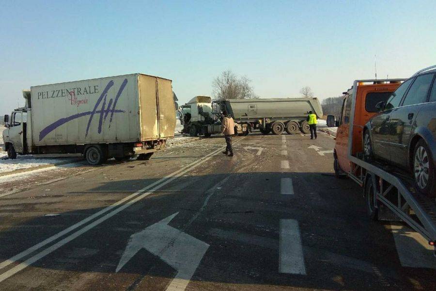 Jedna osoba w szpitalu po wypadku na drodze Łomża - Ostrów Mazowiecka