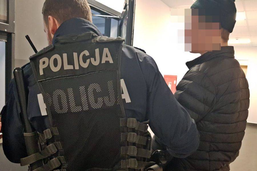 Wpadli bo chcieli ukraść mercedesa. Zatrzymani złodzieje samochodów z Łomży usłyszeli zarzuty [VIDEO