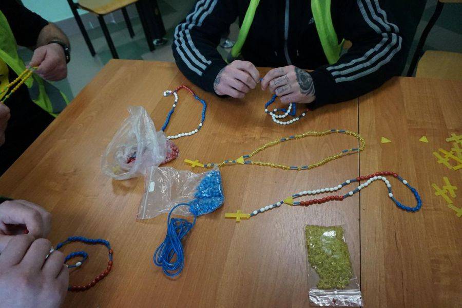 Więźniowie z Przytuł Starych składają różańce