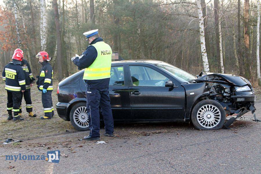 Samochód na drzewie, kierowca w szpitalu [FOTO]