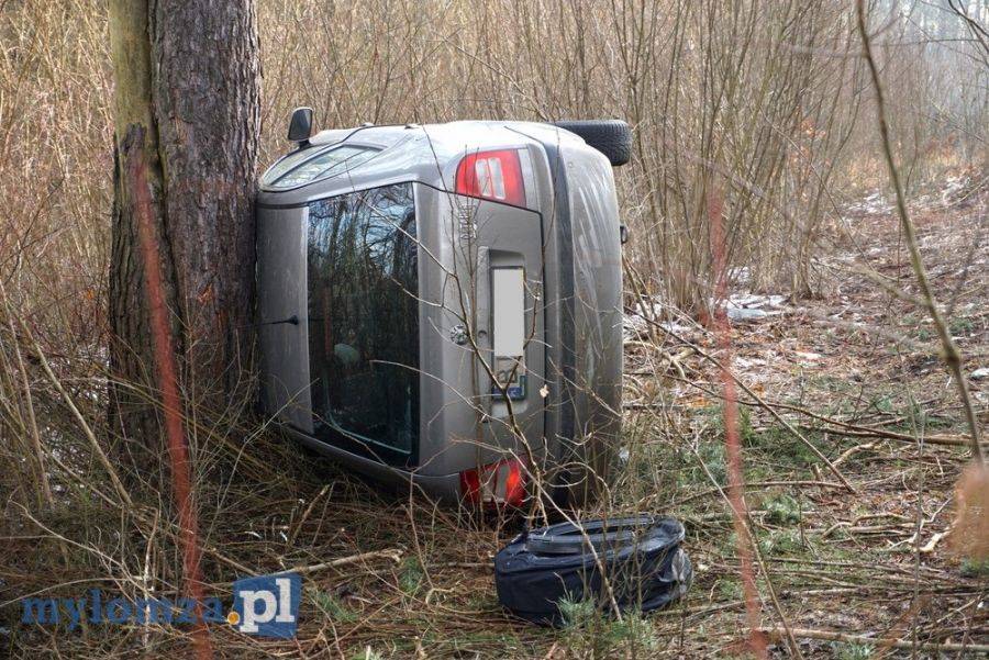 Auto w rowie na drodze do Mężenina [FOTO]