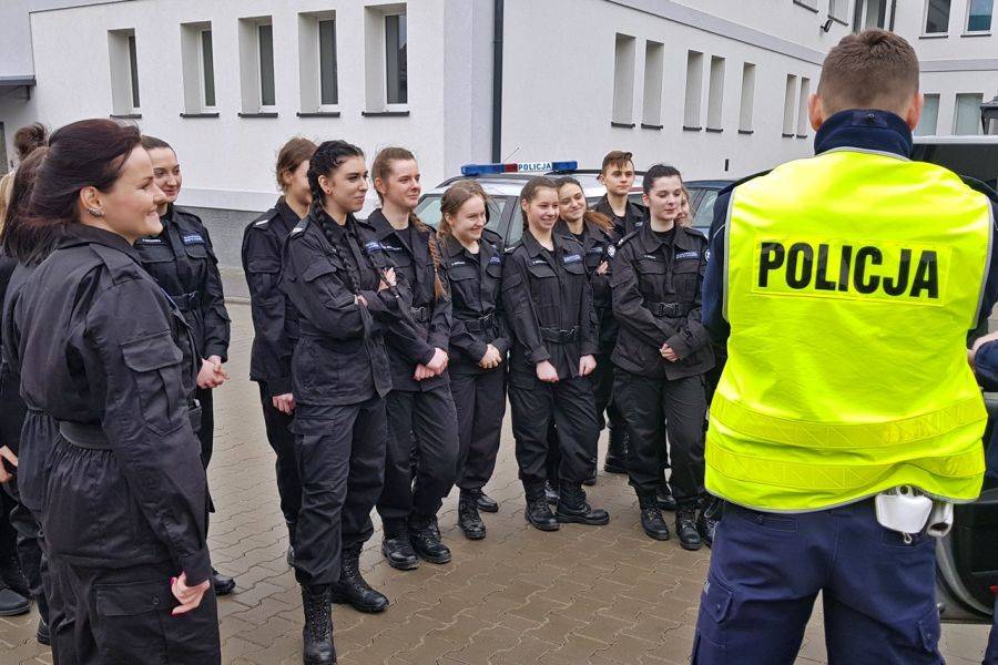 Młodzież z klas policyjnych odwiedziła KMP w Łomży [FOTO]
