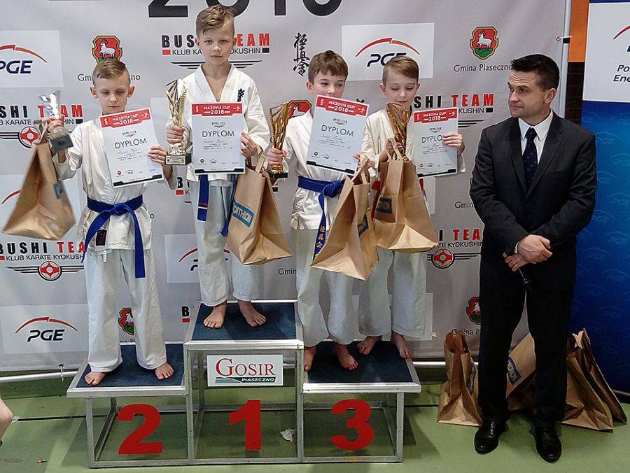 Medale karateków na turnieju w Piasecznie