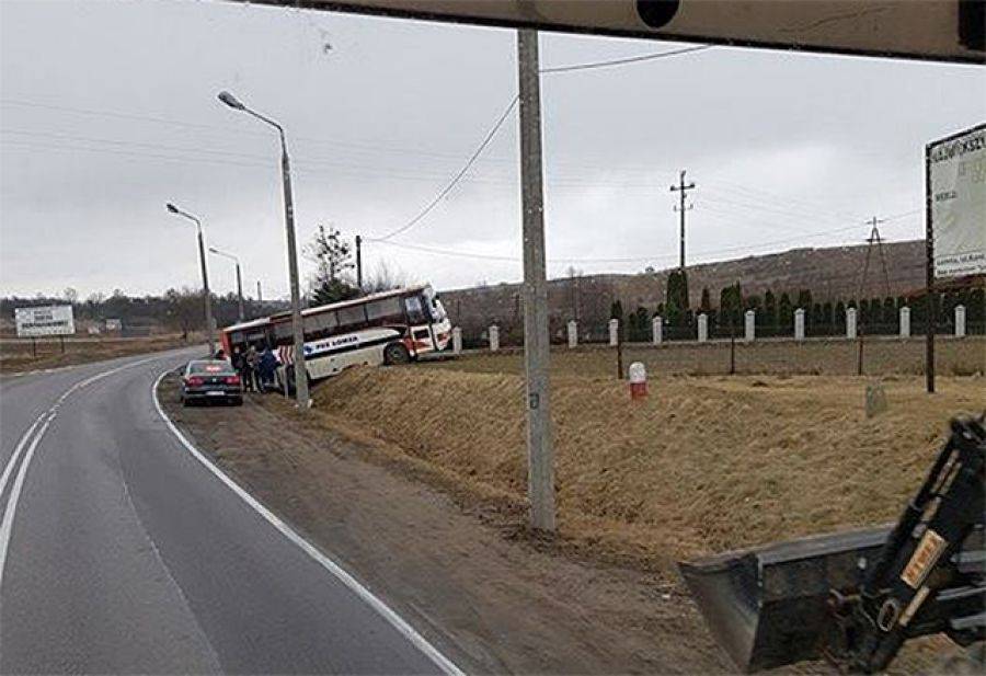 Autobus wypadł z drogi [FOTO]