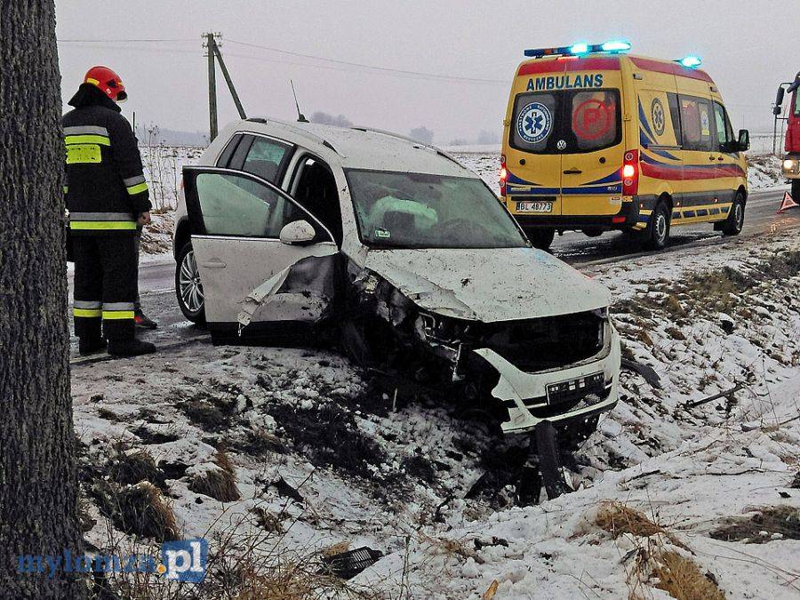 Przytuły: Suv uderzył w drzewo [FOTO]