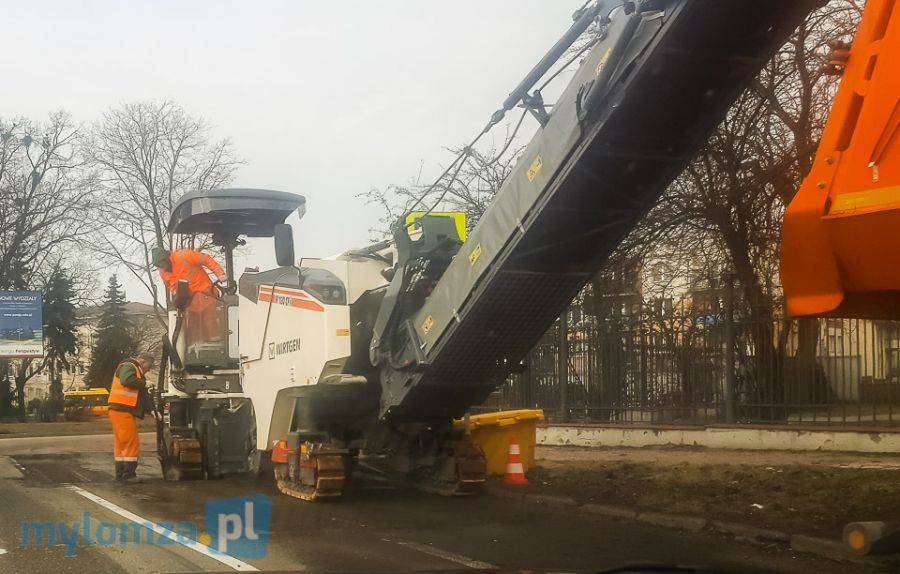 Drogowcy frezują na Zjeździe [FOTO]