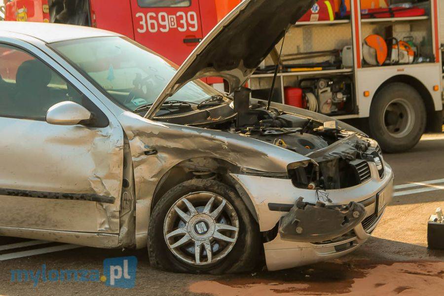 Zablokowana droga 64 w Wiźnie po zderzeniu dwóch pojazdów [FOTO]