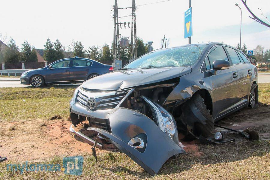 Prosto przez rondo i do rowu. Szaleńcza szarża pijanego kierowcy [FOTO]