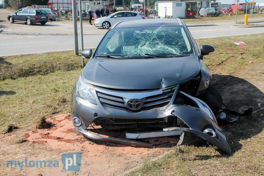 Kierowca, który przejechał przez środek ronda, miał 2 promile