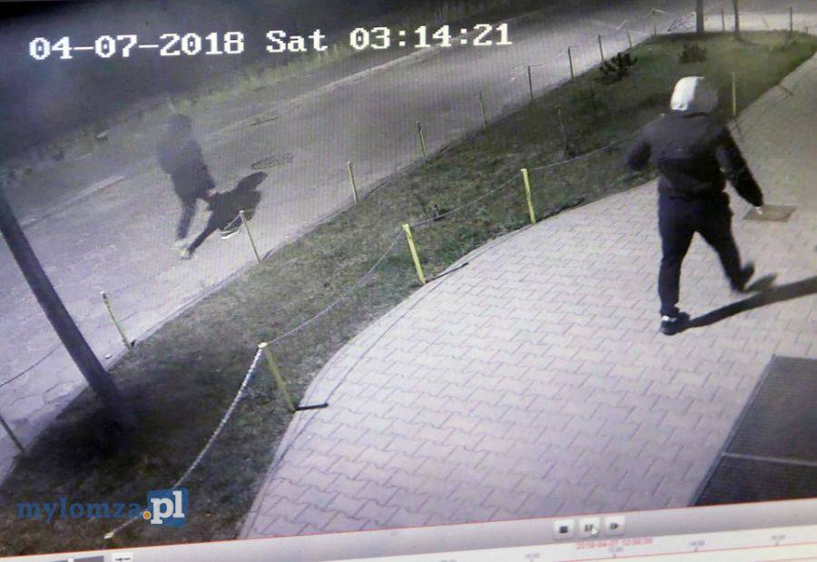 Wandale zniszczyli mienie szkoły. Monitoring pomoże w odnalezieniu sprawców! [FOTO]