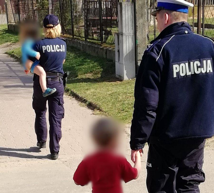Policjanci pomogli dzieciom bezpiecznie trafić do domu