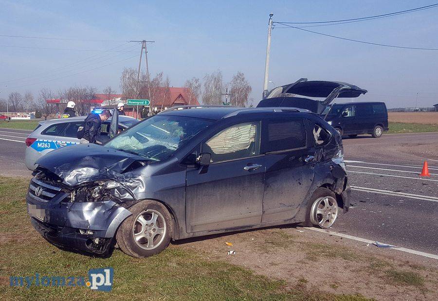 Groźne zderzenie na DK 61. Kierowca hondy wymusił pierwszeństwo [FOTO]