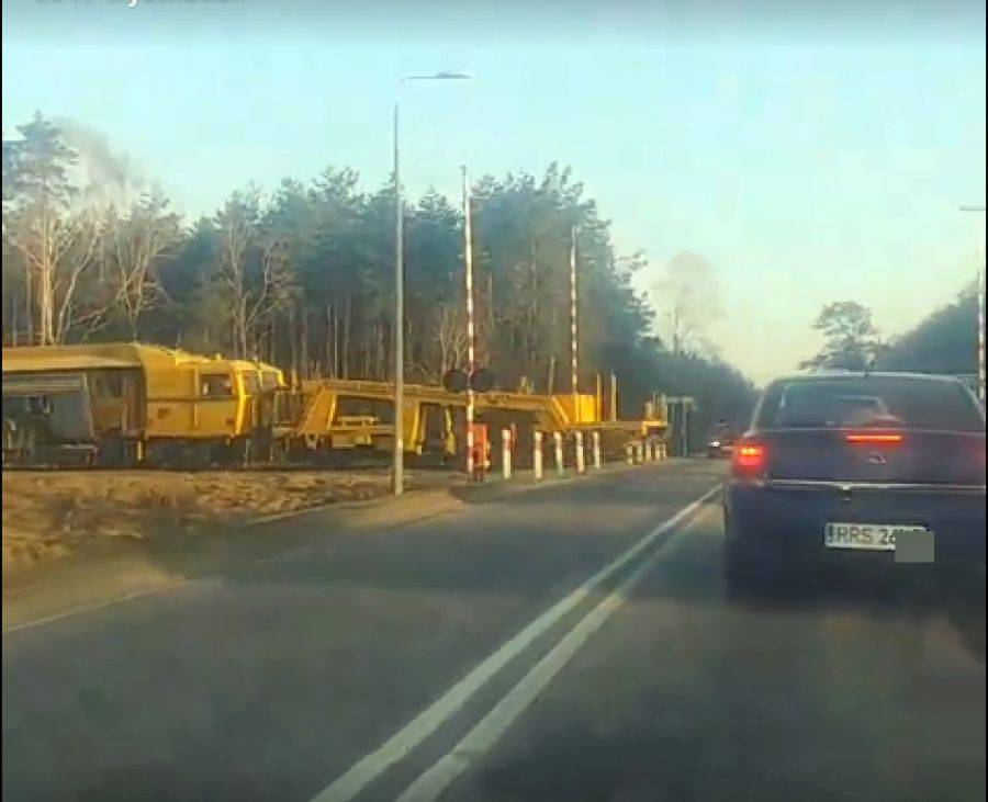 Internauci apelują: Tam znów może ktoś zginąć! Komunikacyjny bałagan na przejeździe [VIDEO]