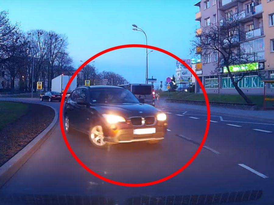 Pod prąd na rondzie.  Niebezpieczny manewr kierowcy bmw [VIDEO]
