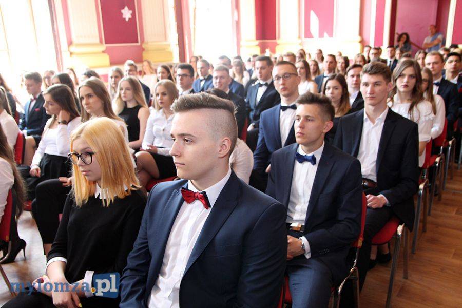 Ostatni dzwonek. Pożegnanie klas maturalnych II LO [FOTO] 