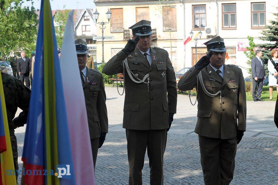 Kwiaty pod pomnikiem Żołnierzy 33 Pułku Piechoty [FOTO]