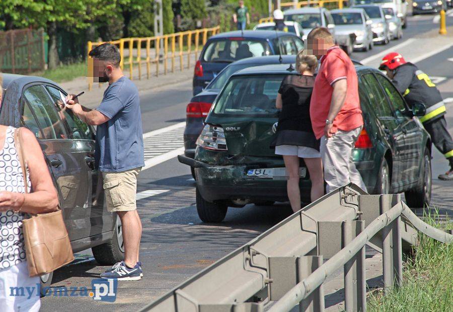 Karambol na moście w Piątnicy. Tworzą się korki [FOTO]