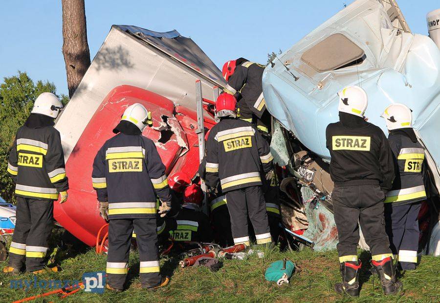 Czołówka dwóch ciężarówek zablokowała drogę na Zambrów [FOTO]