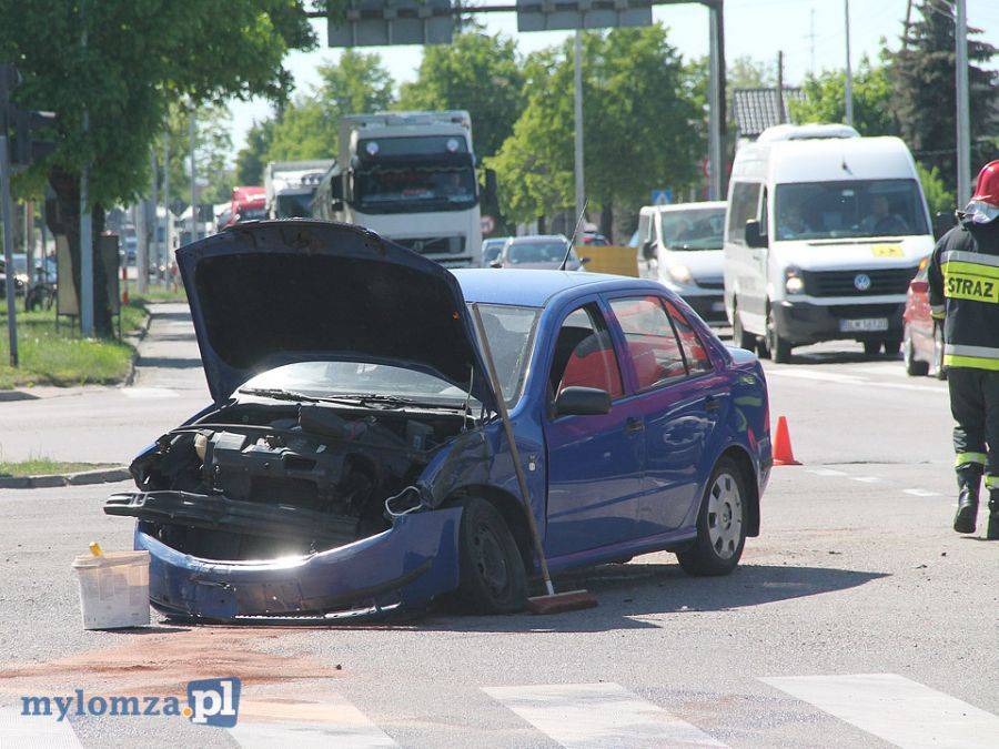Rozbite auto na środku skrzyżowania. Duże utrudnienia w ruchu [FOTO]
