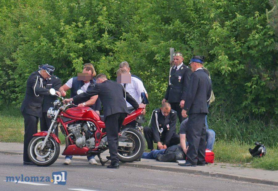 Kraksa motocyklisty. Błyskawiczna reakcja strażaków i ratownika [FOTO]