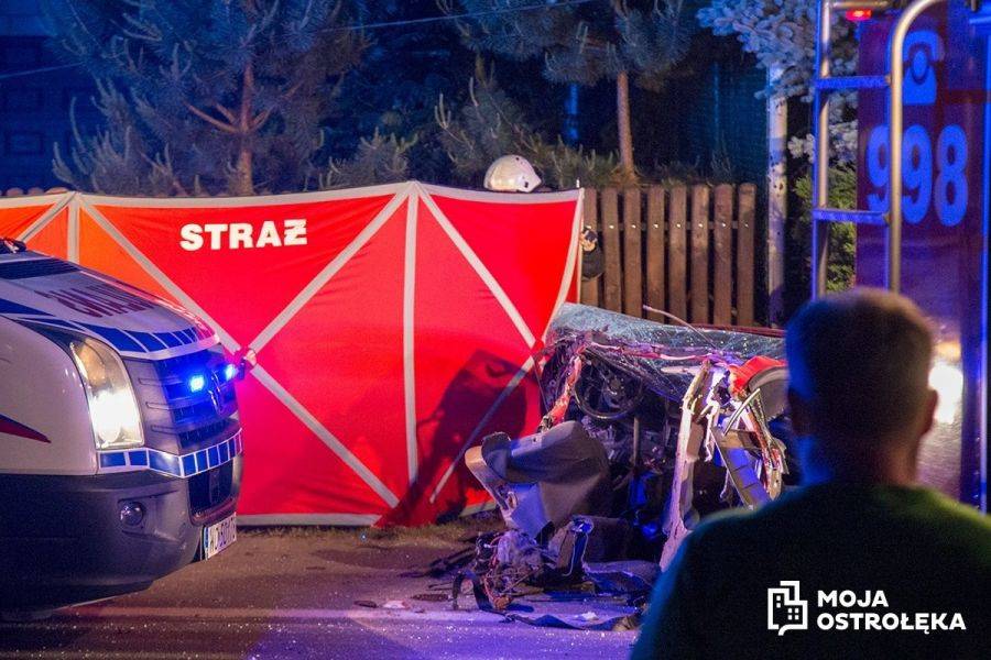 Samochód przepołowiony. Śmiertelny wypadek w Białobieli [FOTO]