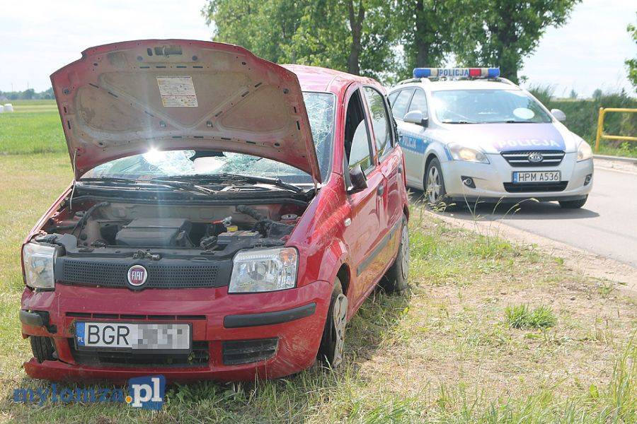 Dachował fiatem, oddalił się z miejsca zdarzenia [FOTO]