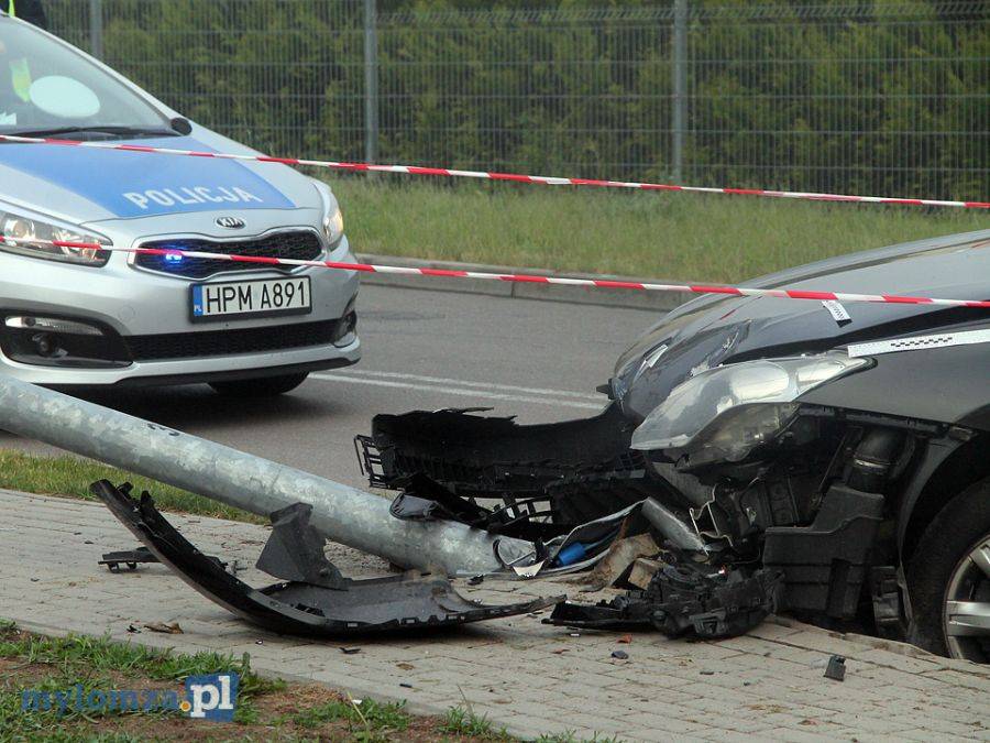 Renault wylądował na słupie. Młody kierowca uciekł [FOTO]