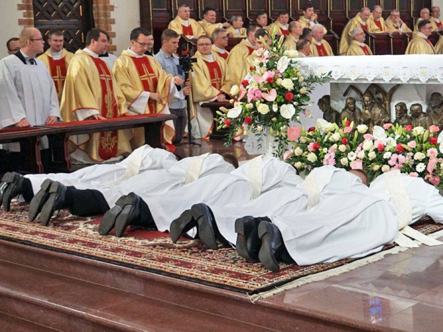 Diecezja łomżyńska bogatsza o pięciu nowych kapłanów [FOTO]