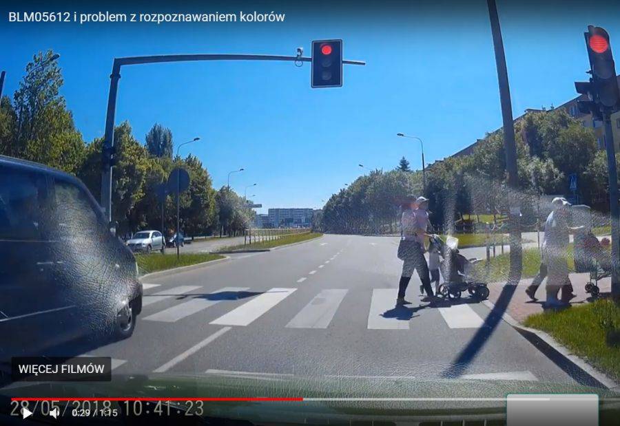 Kierowca mercedesa nie chciał czekać na światłach [VIDEO]