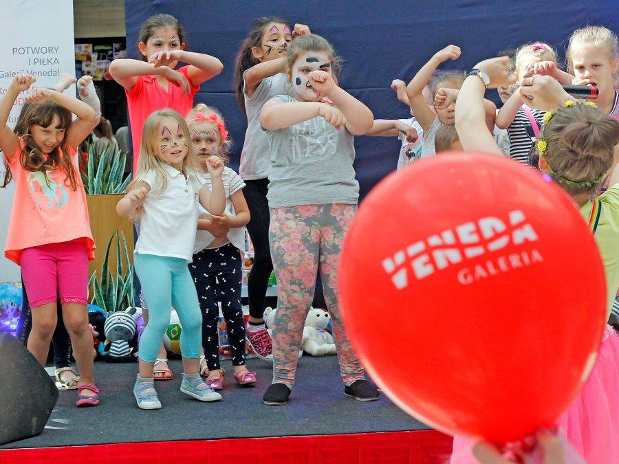 Potwory i Piłka w Galerii Veneda. Mundialowe show przyciągnęło maluchy [VIDEO i FOTO]