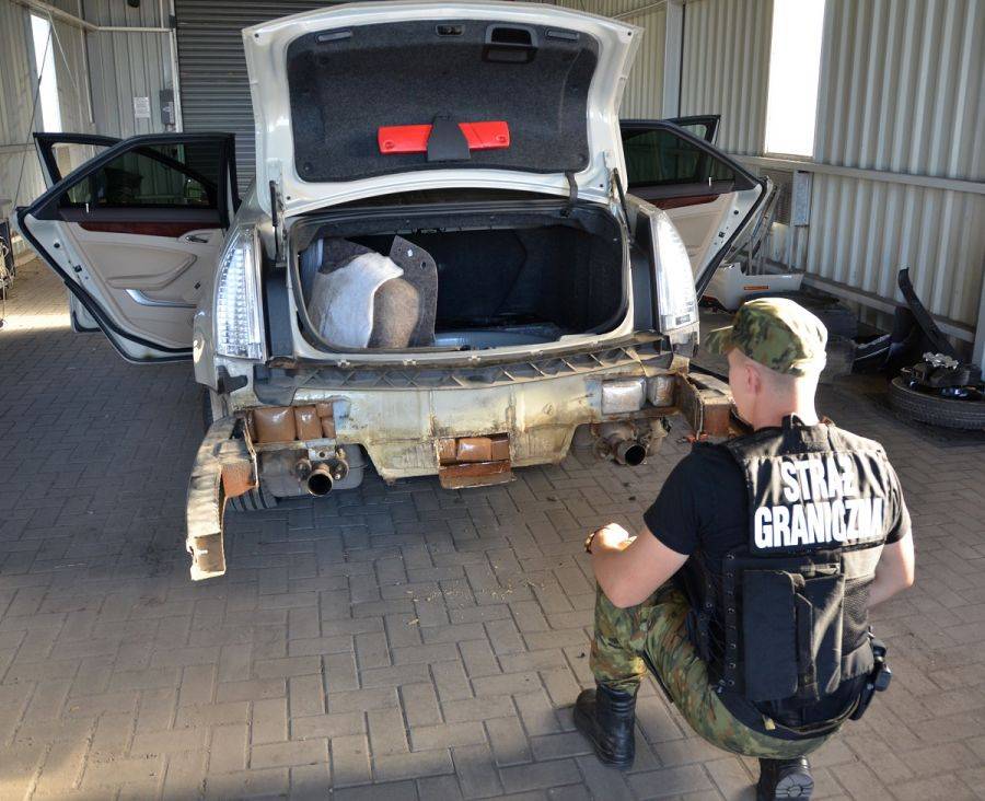 Haszysz wart ponad 5 mln zł ukryty w cadillacu [FOTO]