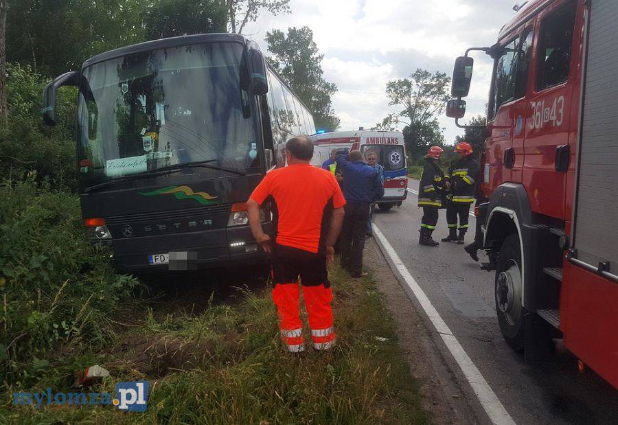 Konarzyce: Autobus pełen ludzi zjechał do rowu [FOTO]