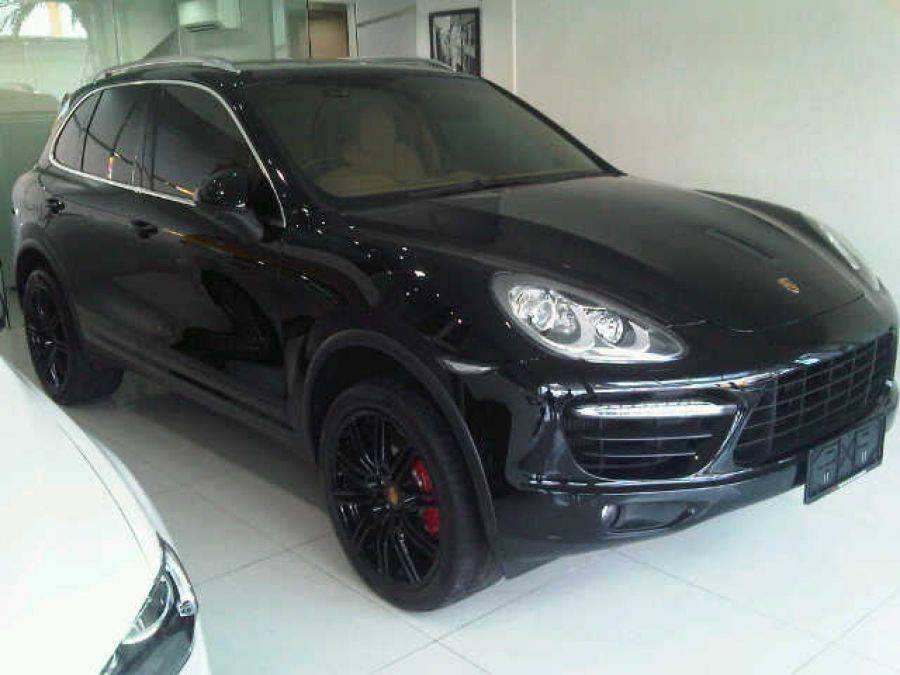 Złodzieje okradli policję. Łupem padło Porsche!