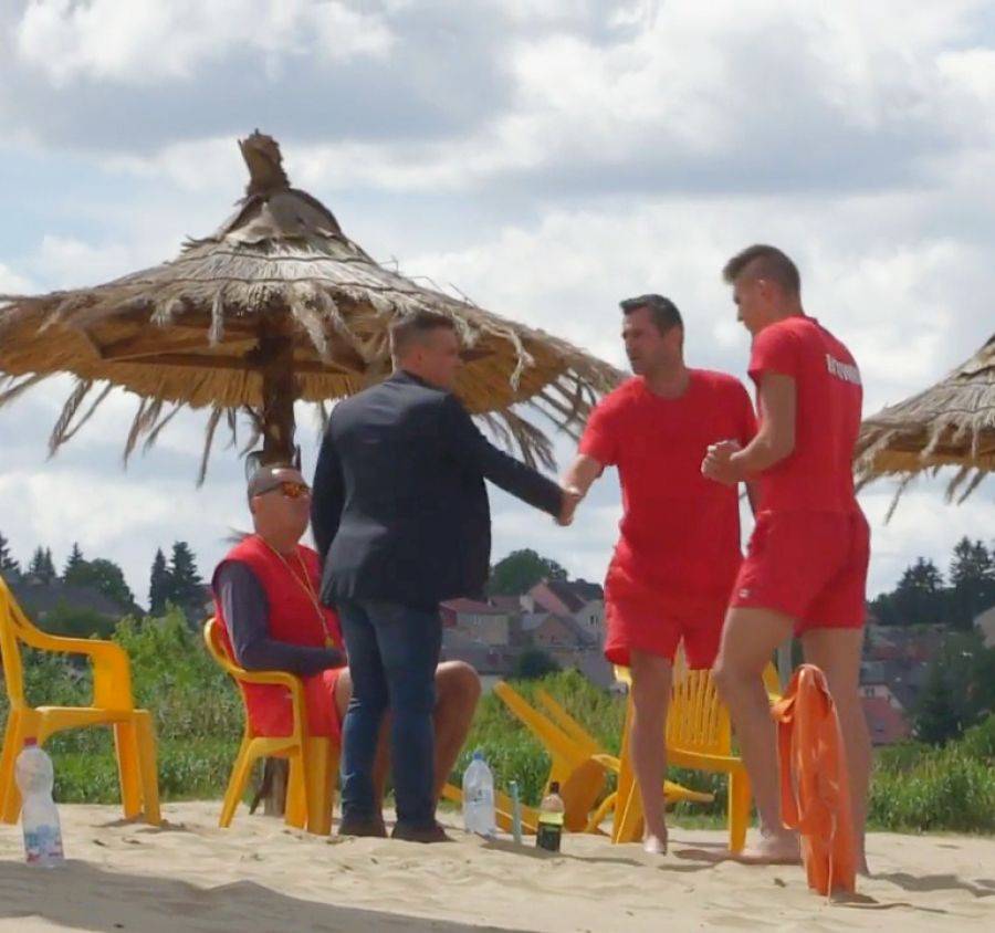 Plaża otwarta oficjalnie. W tym roku tylko przez miesiąc [VIDEO]
