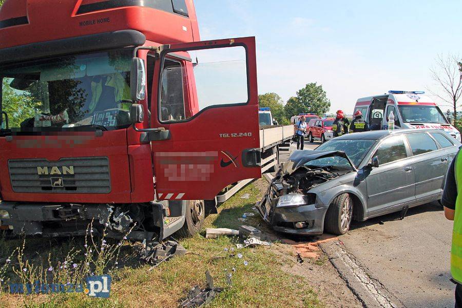 Zakleszczona w audi. Wypadek tira z osobówką w Konarzycach [FOTO]