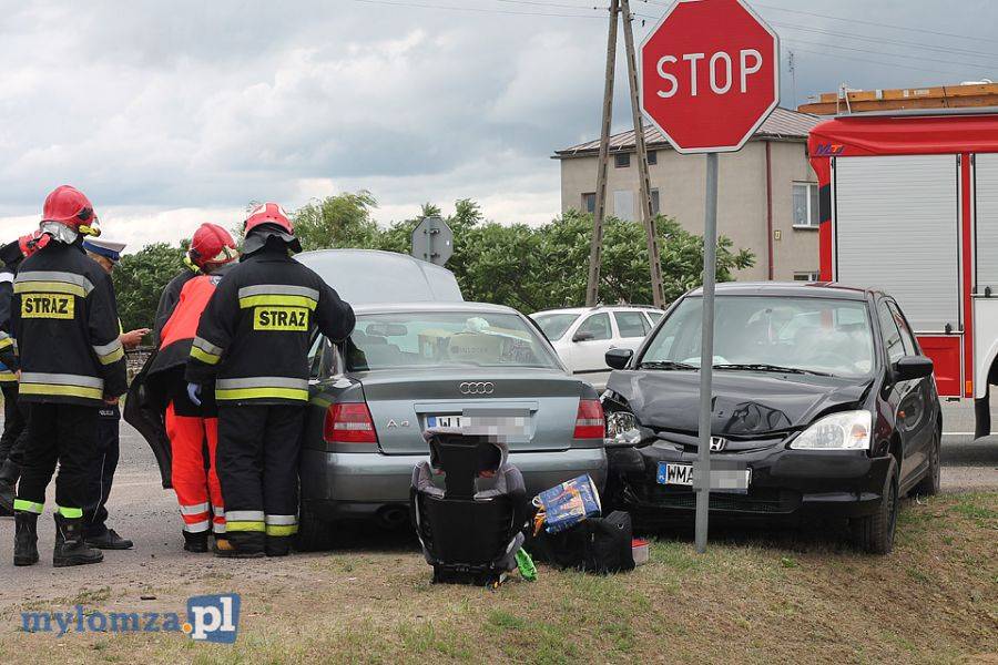 Zderzenie dwóch pojazdów. Trzy osoby w szpitalu [FOTO]