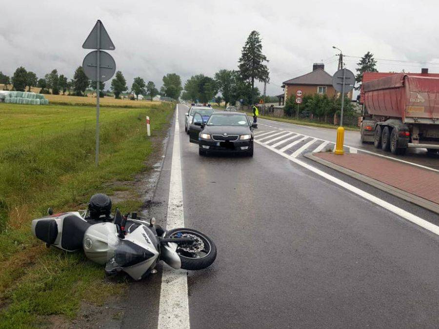 Mercedes wjechał w motocyklistę na DK 61 [FOTO]