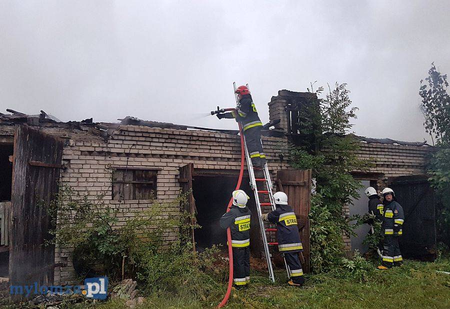 Pożar stodoły i budynku gospodarczego w Jedwabnem [VIDEO i FOTO]