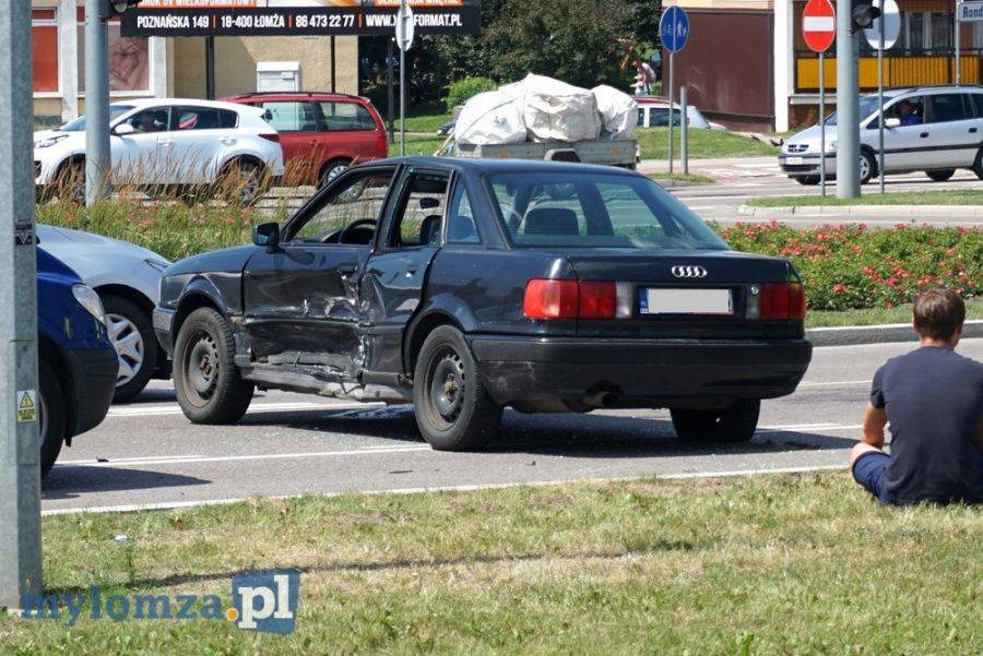 Wypadek na rondzie. Jedna Osoba w szpitalu [FOTO]