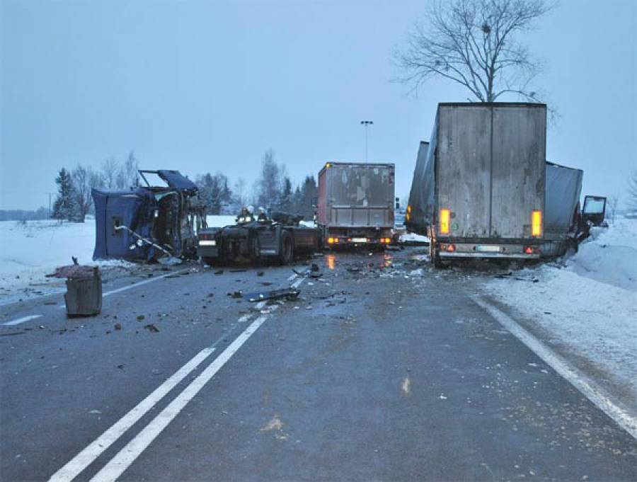 Zderzyły się 3 tiry, 1 osoba nie żyje, droga jest zablokowana