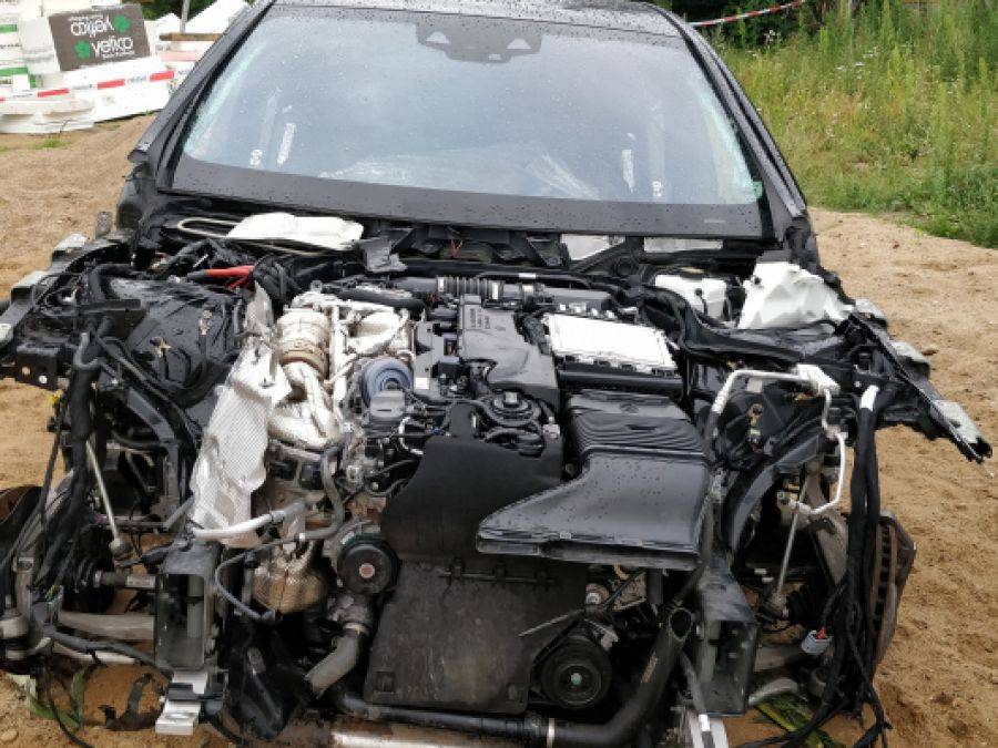 W polu kukurydzy demontowali skradzionego mercedesa