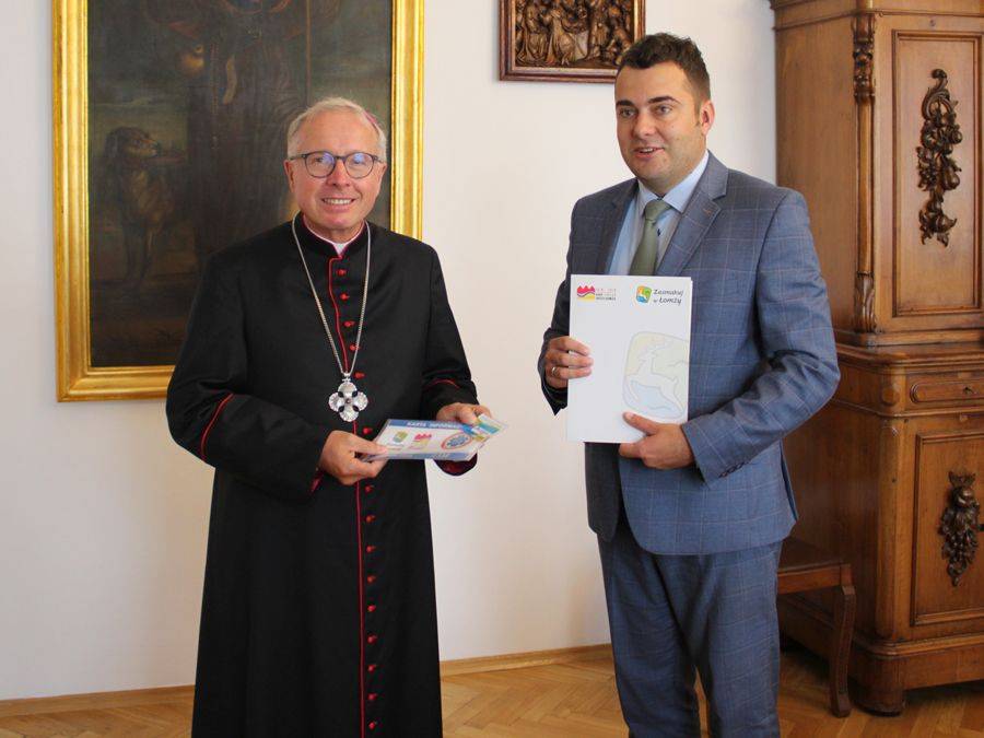 Biskup Janusz Stepnowski z Kartą Seniora