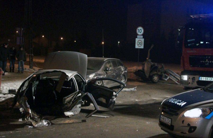 [VIDEO+FOTO] Wypadek przy straży. Nissan rozpadł się pół!