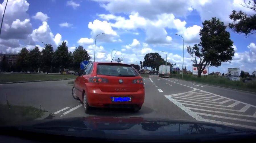 Pod prąd ul. Piłsudskiego. Niebezpieczny manewr kierowcy seata [VIDEO]