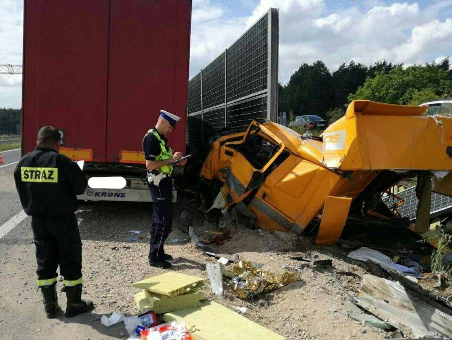 TIR wjechał w ekran dźwiękochłonny na DK 8