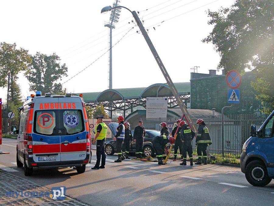 Ulica Zjazd nieprzejezdna. Bmw dachowało i uderzyło w słup [FOTO]